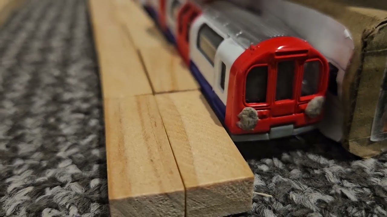 Central line at District & Hammersmith & city lines in Mile End Station 