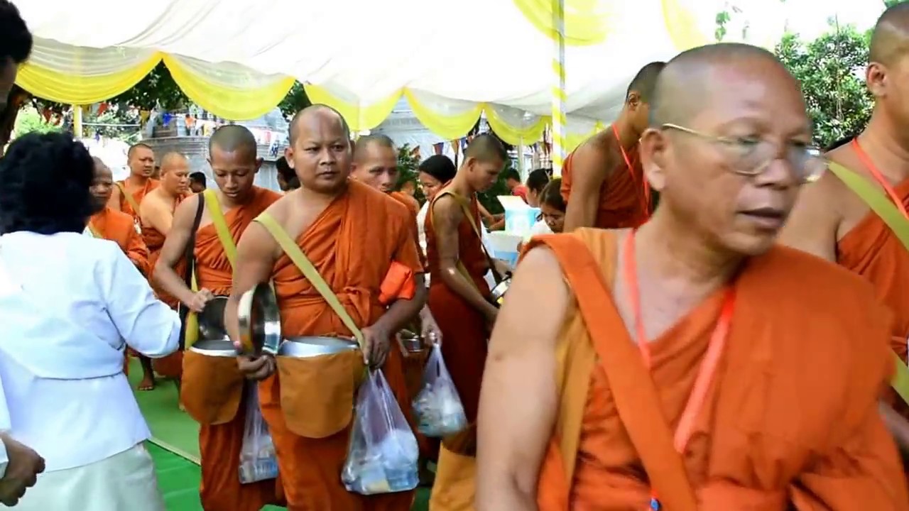 គោចរបិណ្ឌបាត និងឆាន់ចង្ហាន់តាមបែបធុតង្គ - វត្តបទុមវតី - Botumvotey Pagoda -​​ Phnom Penh