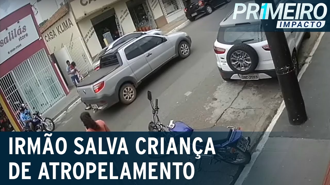 Menina de 3 anos quase sofre atropelamento e é salva pelo irmão | Primeiro Impacto (14/12/20)