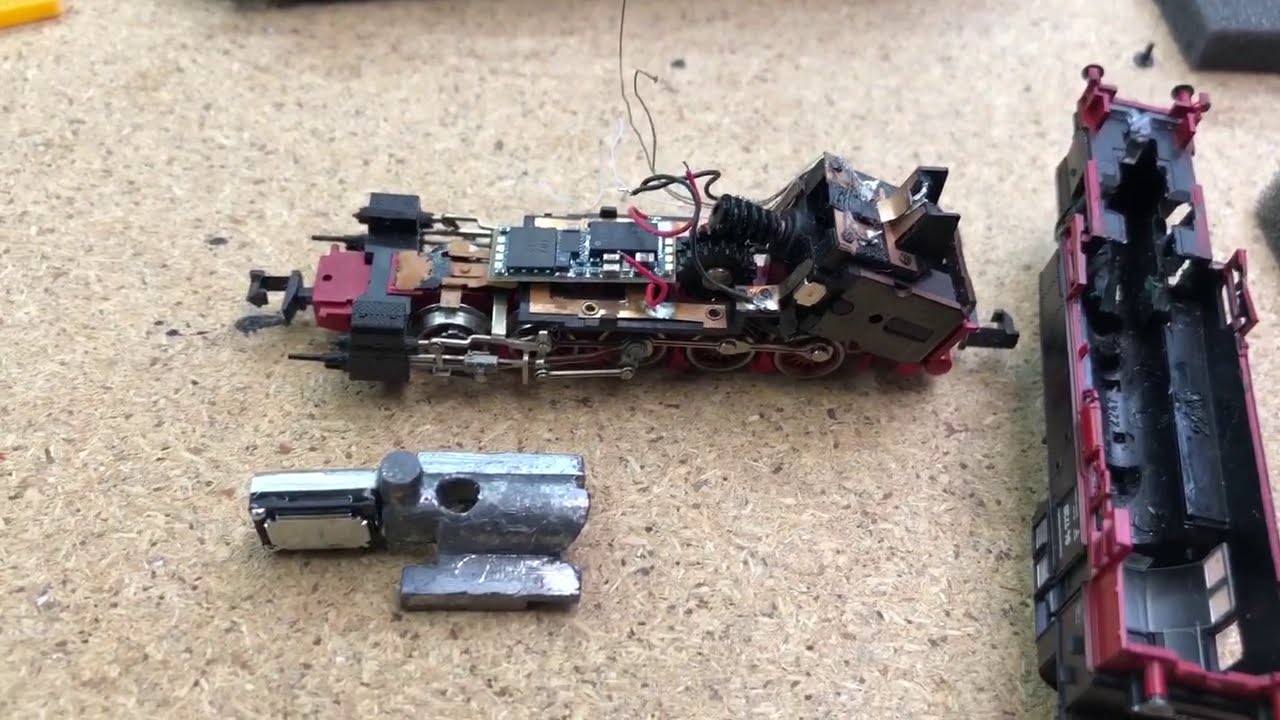 Wie baue ich in eine BR 94 von Fleischmann N Piccolo Digital Sound ohne Motorwechsel ein?