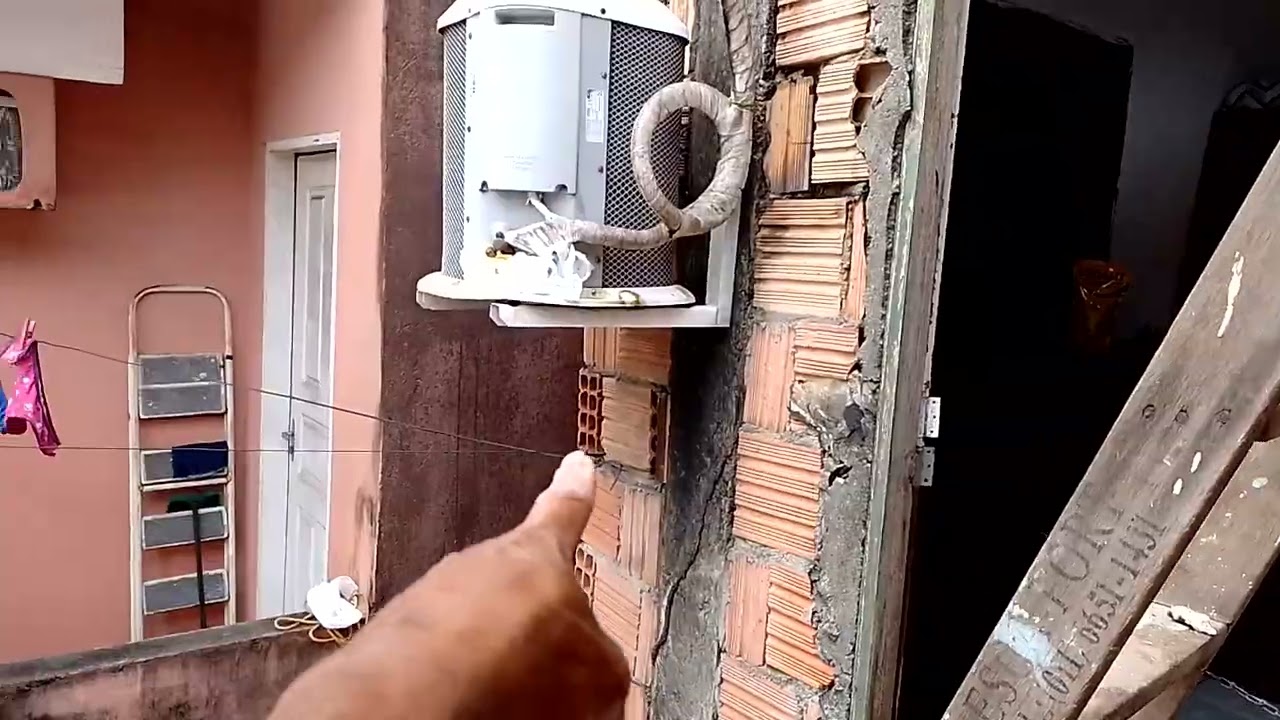 Mostrando como é que está a parede antes do reboco.