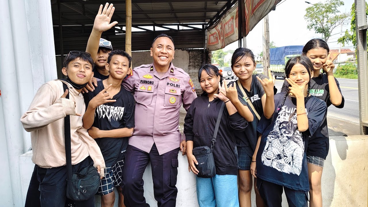 PULUHAN ANAK ANAK JALAN DIBUJUK PAK PURNOMO UNTUK MAU PULANG DAN TIDAK DIJALANAN LAGI.INU HASILNYA? 