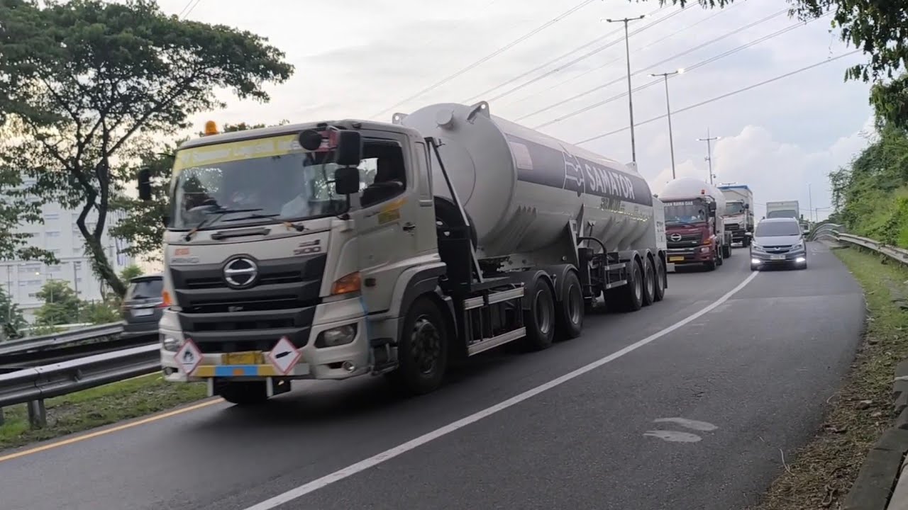 Transportasi Darat Truck Besar Dan Bus Di Tol Waru