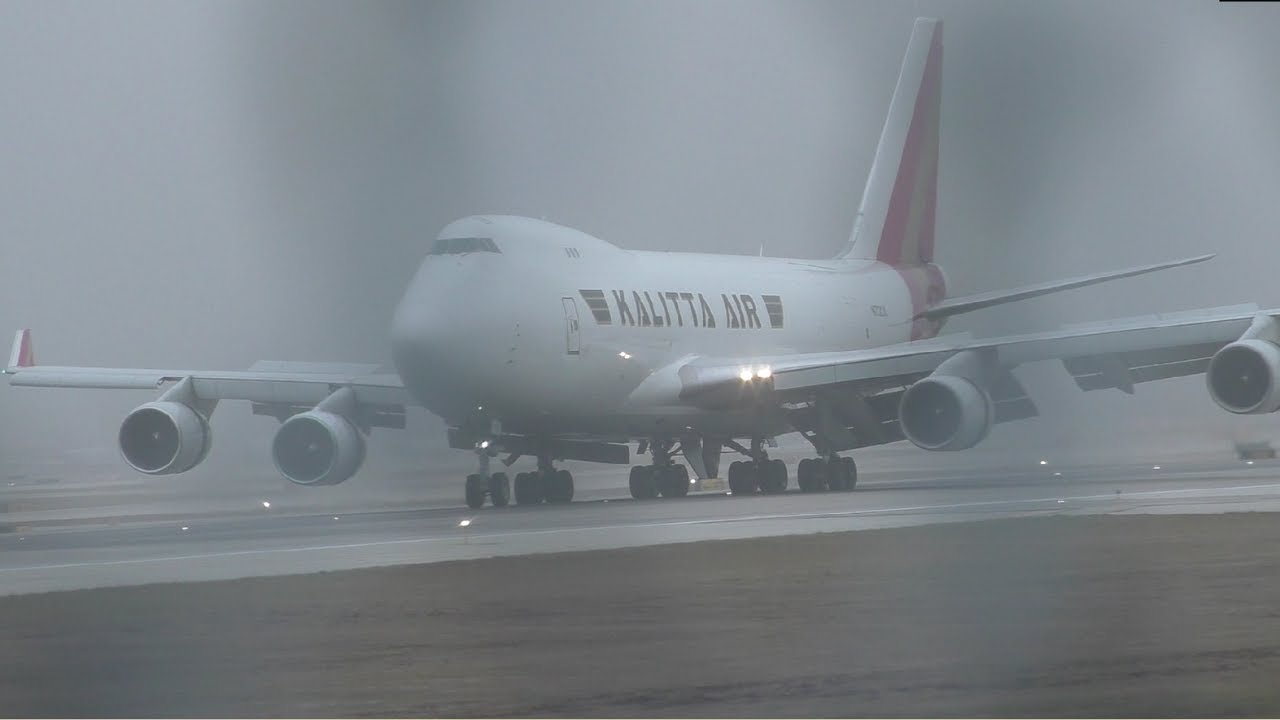 "O'Hare Airport in the Fog: Unbelievable Plane Spotting Moments"