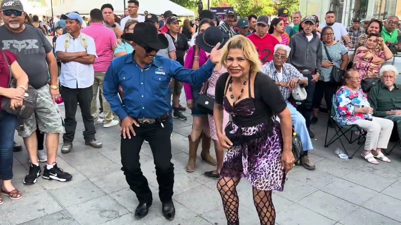 La volvieron armar en GRANDE! Bailando 💃🎵🕺con @musicalmilagroofficial 🎹🎤👍