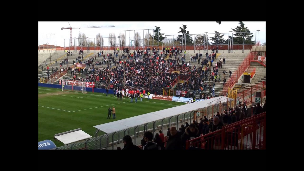 Vicenza-Cittadella: la contestazione della curva (HQ)