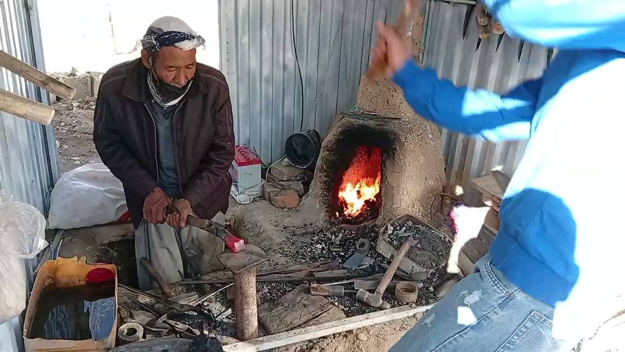 ساخت تیشه در افغانستان | هنر آهنگری سنتیMaking an Axe in Afghanistan | Traditional Blacksmith