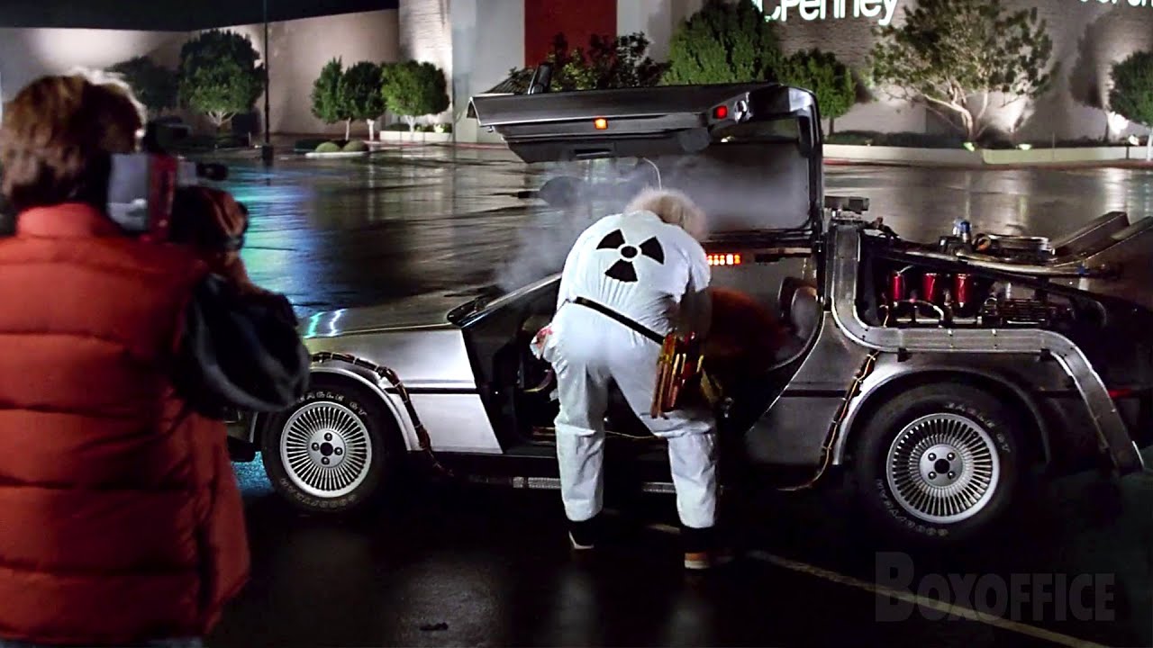 Marty conoce al DeLorean | Volver al futuro | Clip en Español