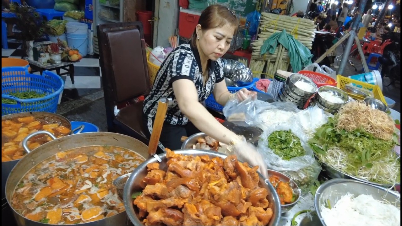 Hết Hồn ! Mùng 1 Tết tăng giá 60k/Tô chị Bảy bún riêu huy động 2 con gái làm không kịp
