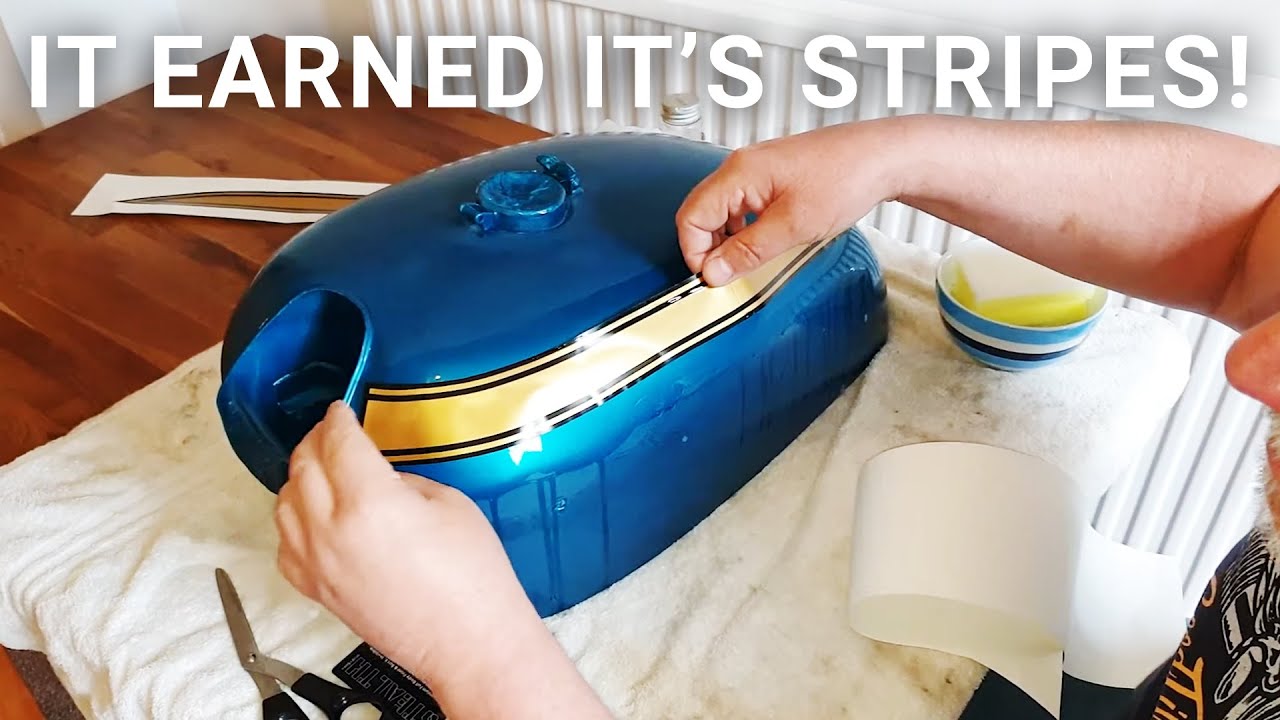 Как наклеить виниловую полосу на бак мотоцикла — руководство по наклейке полос Honda CB750 K0 | Ч...