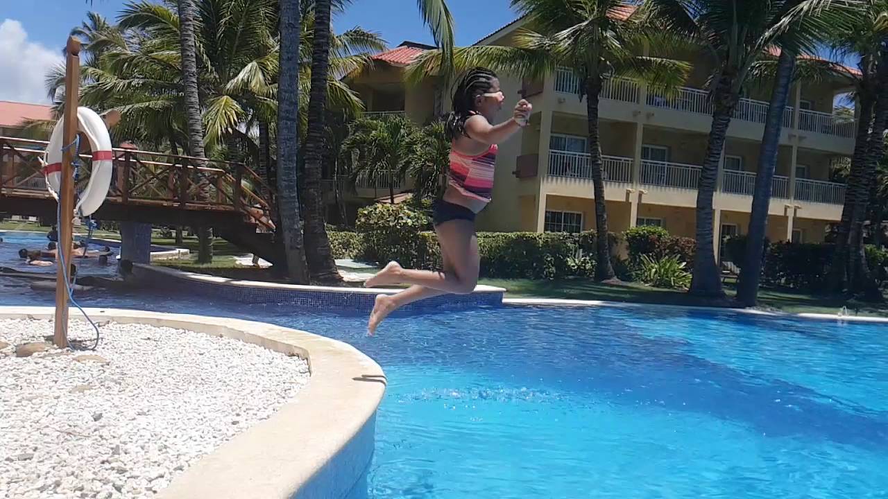 Splash into pool. Tlu cooling off. Punta cana 2016.