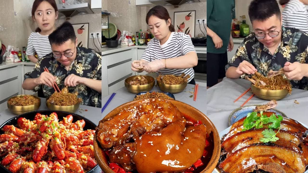 Anh trai keo kiệt của tôi muốn ăn hết cái đùi gà một mình, nhưng mẹ đã đưa cho tôi.