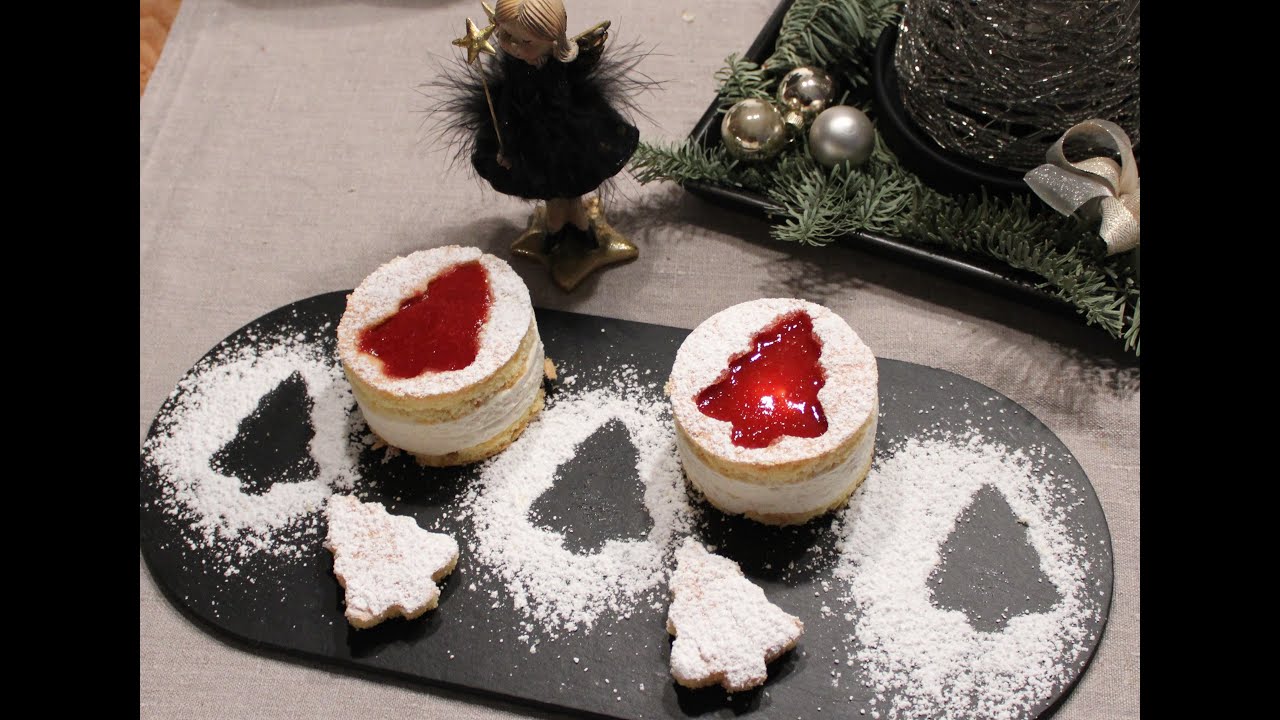 Weihnachtliche Käse-Sahne-Törtchen mit Erdbeersauce