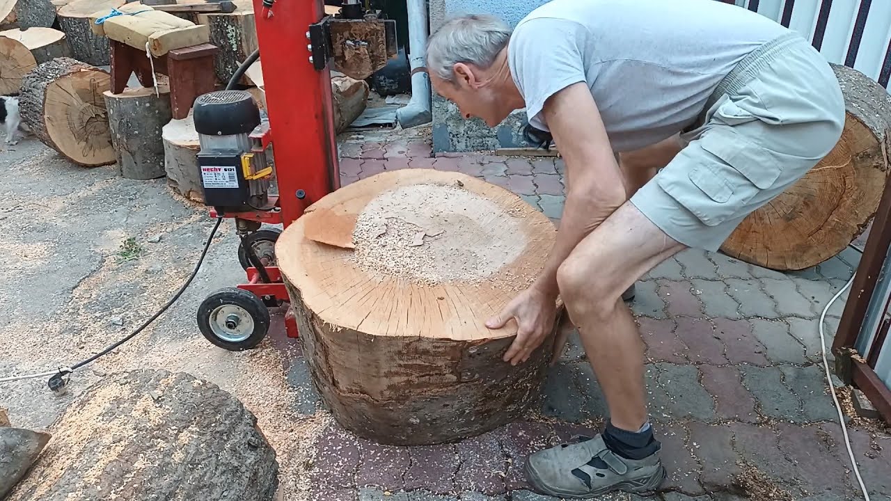 La crapat de lemne 7 metri steri . Splitting 7 meters of wood