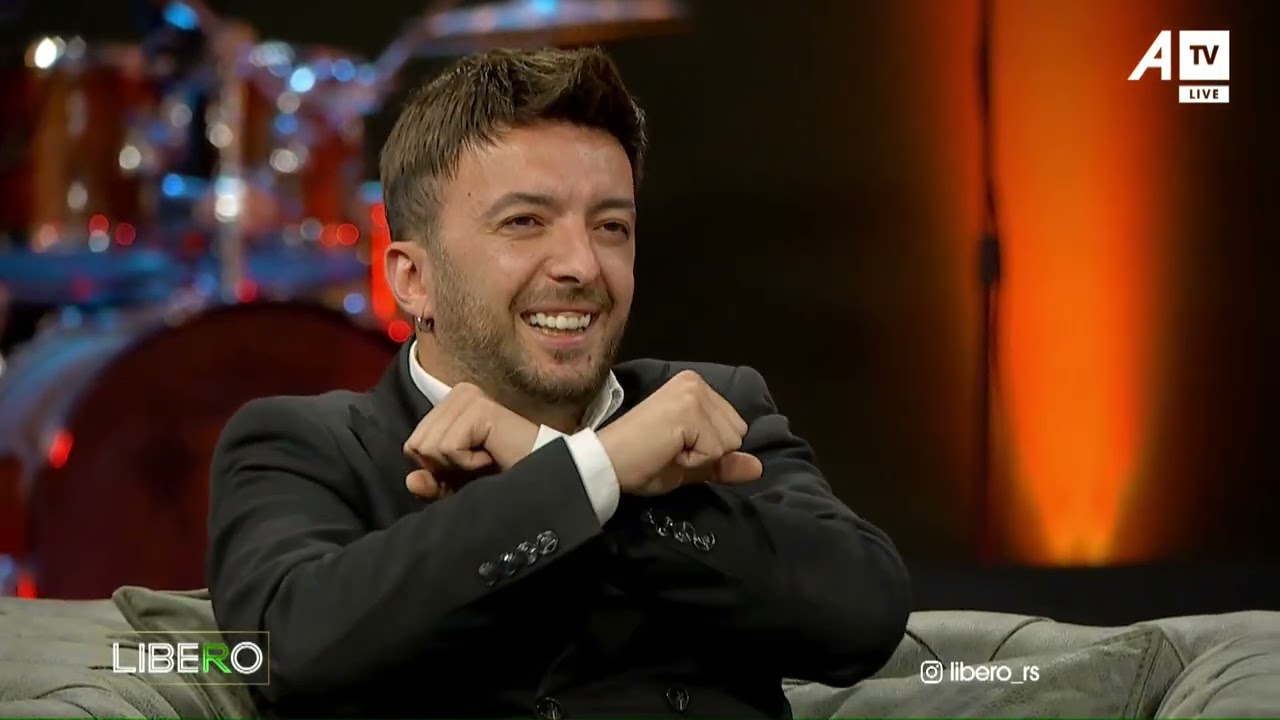 Denik Prizreni e këndon live këngën që e këndoi për herë të parë në skenë