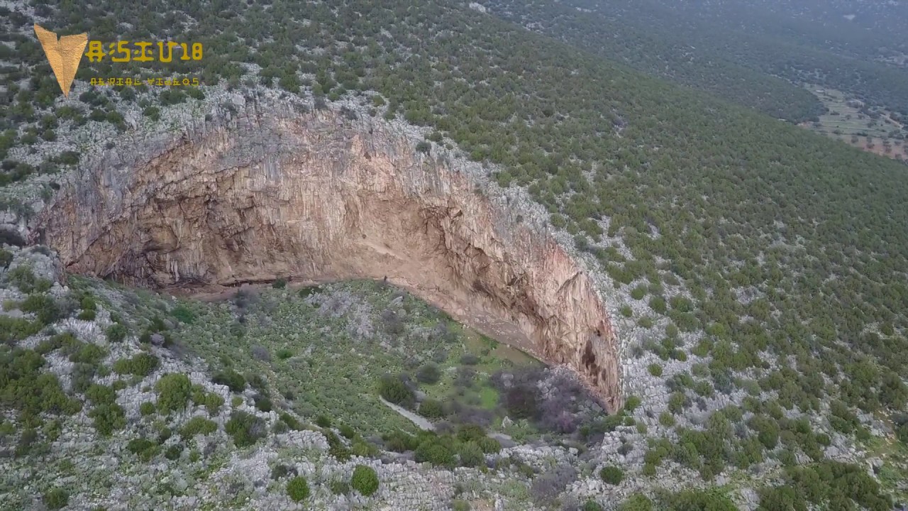 Οι δίδυμοι κρατήρες στο Αργος και τα δύο εκκλησάκια μέσα σε αυτούς.|The twin craters of Argos