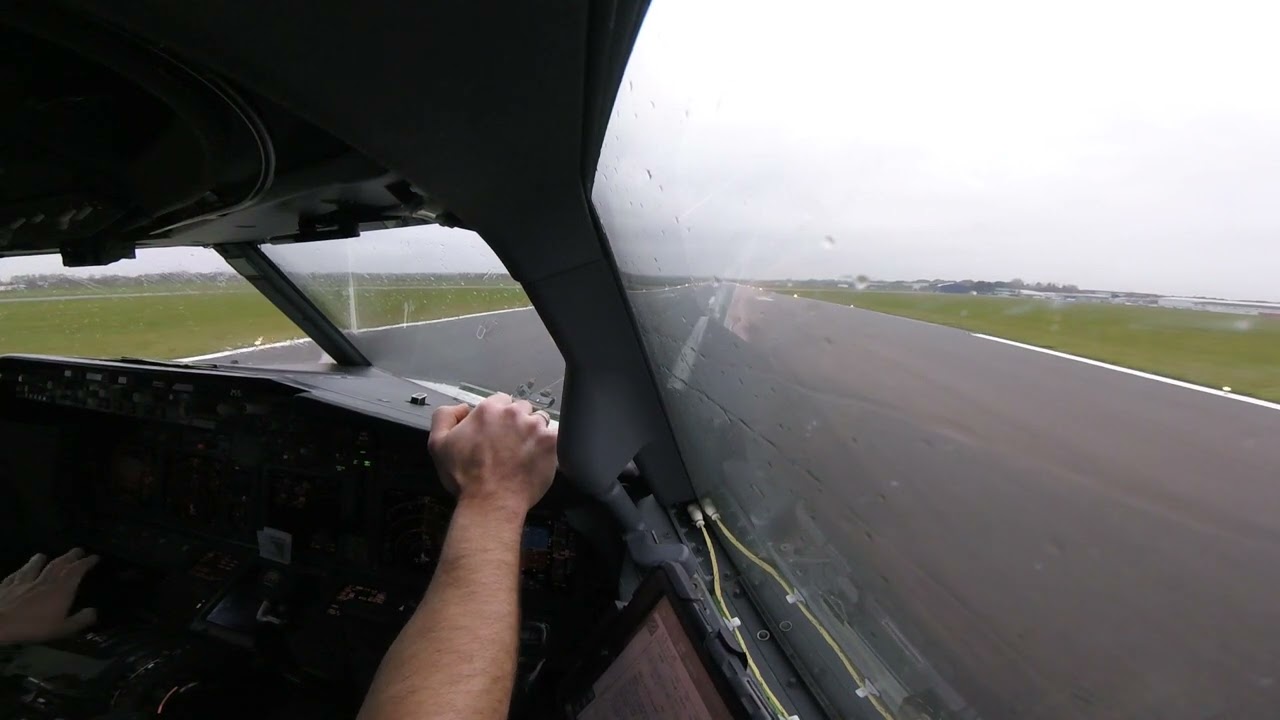 Approach & Landing Bournemouth Airport, Dorset, England, Runway 26, Boeing 737-800
