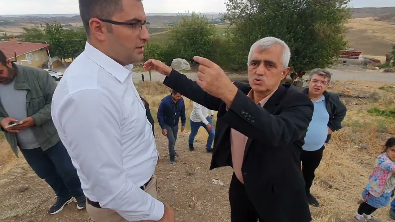 Tavşantepe Camisi'nin önünde baba Arif Güran Av. Mustafa Demir ve Av. Onur Akdağ'ı dinliyoruz!
