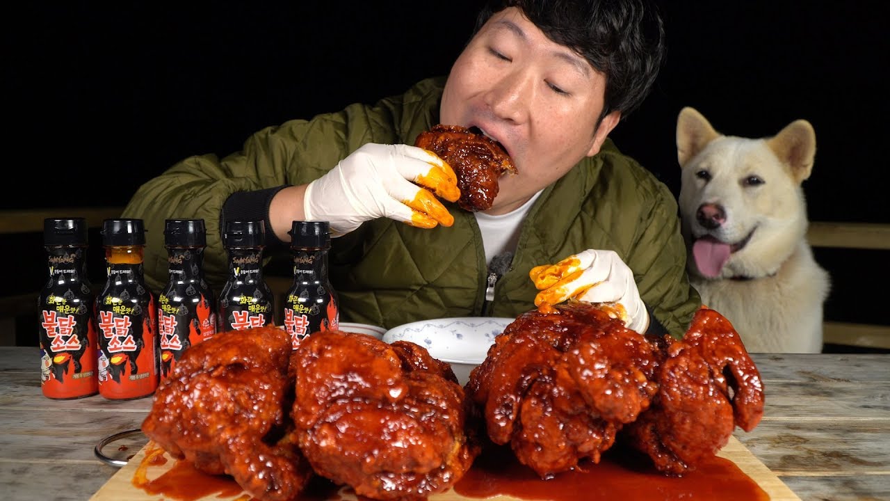 화끈한 매운 맛! 통째로 튀긴 치킨을 불닭소스에 풍덩~ 요리&먹방!! - Mukbang eating show