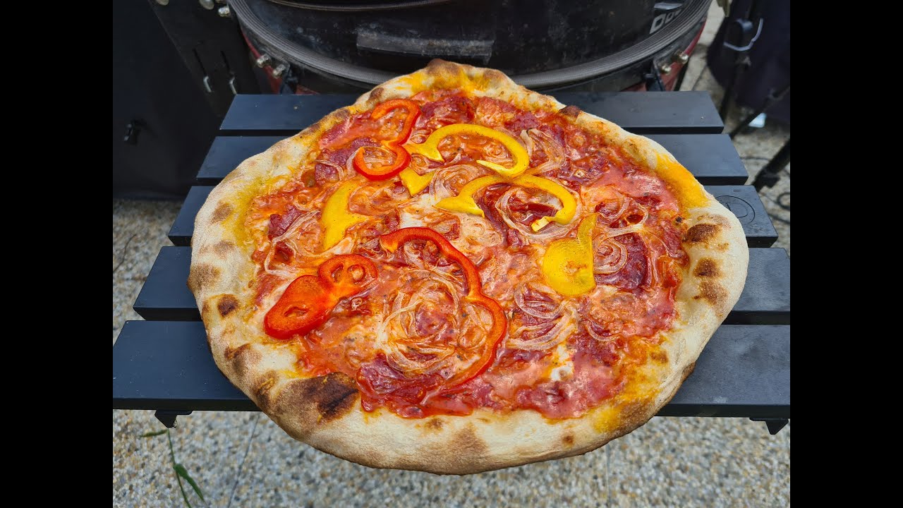 Domácí pizza v keramickém grilu s nástavbou DoJoe #271