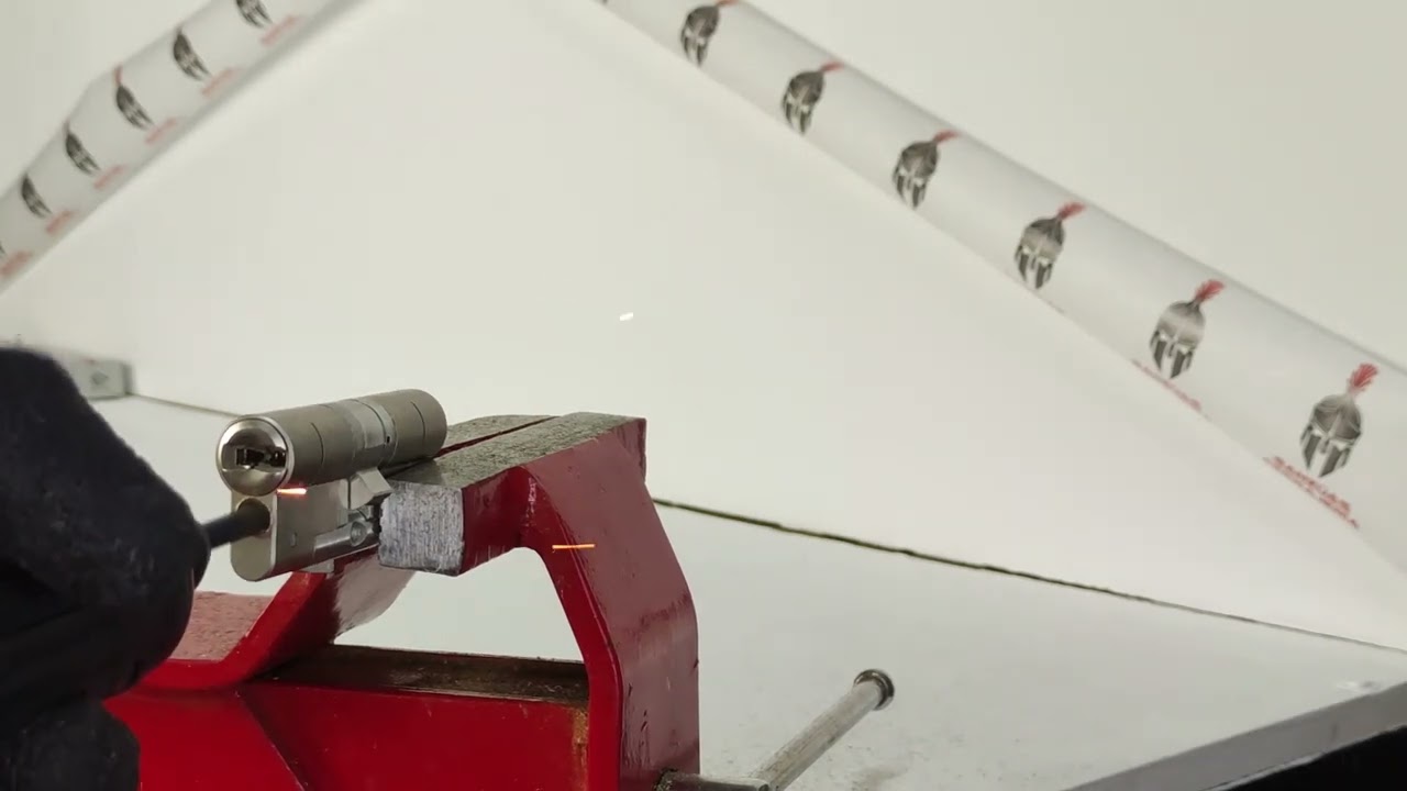 Apertura bombin M&C Condor con fresa cuadrada original de KARNASCH