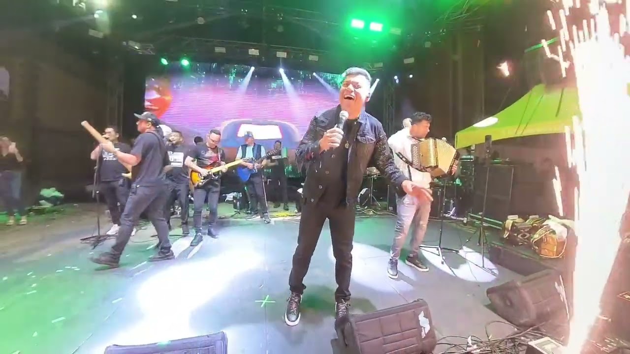 Busca Un Confidente en vivo - Alex Manga & Enaldo Barrera Jr.