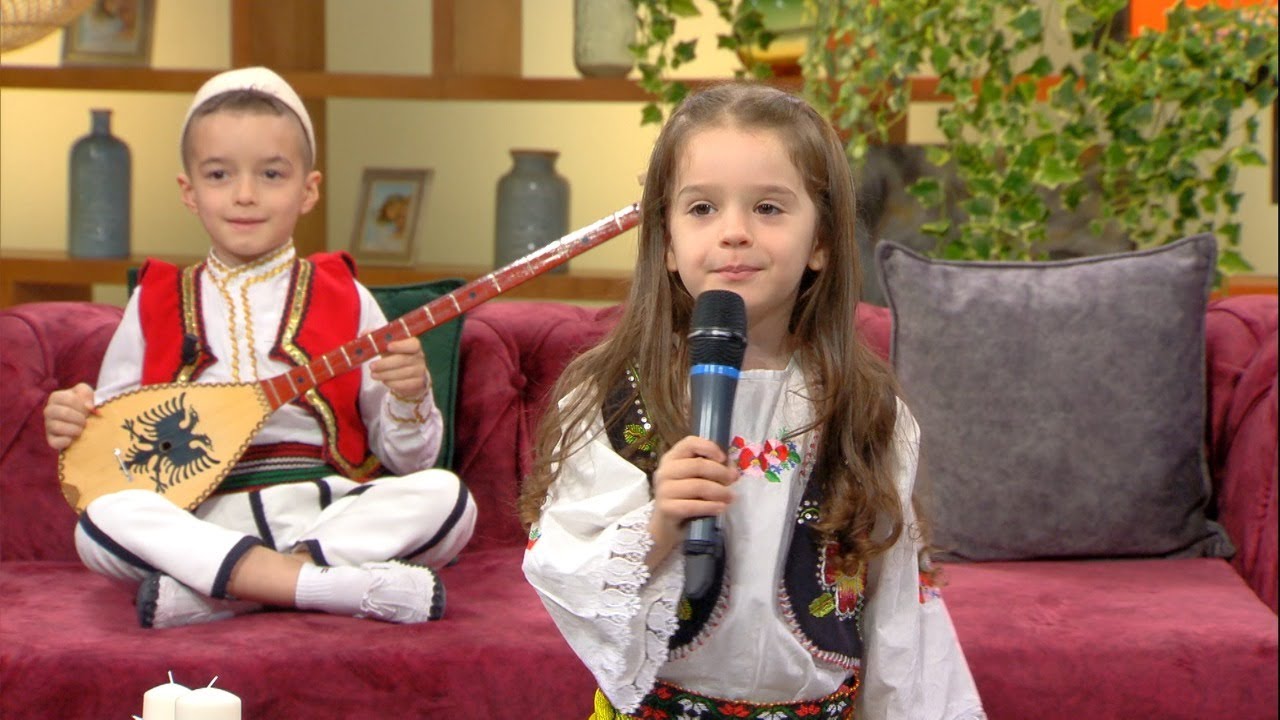 E lindur per kercim, 5 vjeçarja show ne studio, i vellai e shoqeron me çifteli | ABC News Albania