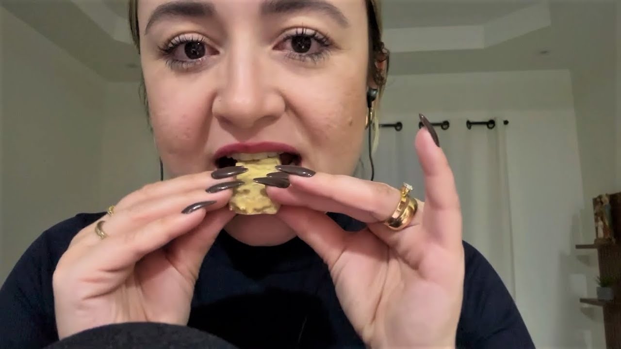 ASMR: COMENDO E RESPONDENDO PERGUNTAS