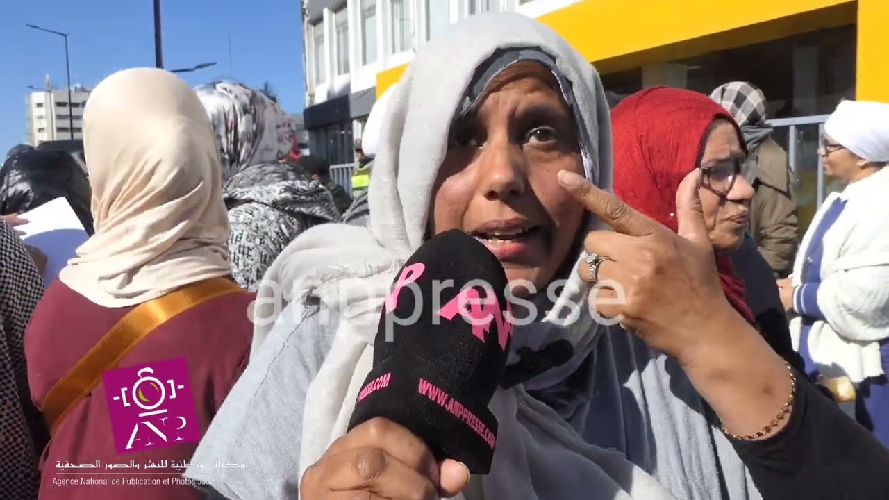 احتجاج المعاقين امام شركة الزا الى ملقاوش عندك تيكي يعنفوك ولا كيطلب بيك في وسط الحافلة باش يشوهوك