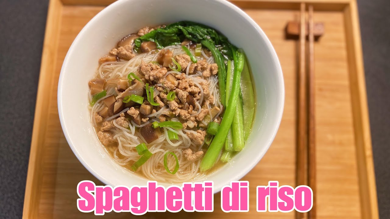 Spaghetti di riso in brodo caldo