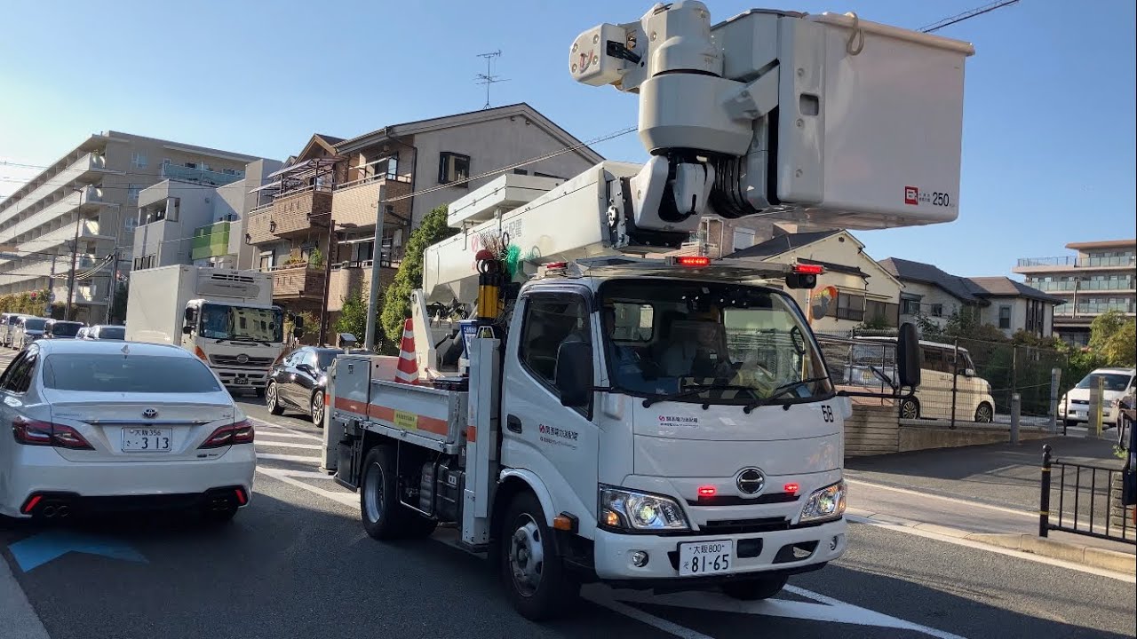 【緊急走行】関西電力送配電　高所作業車が茨木市内を緊急走行