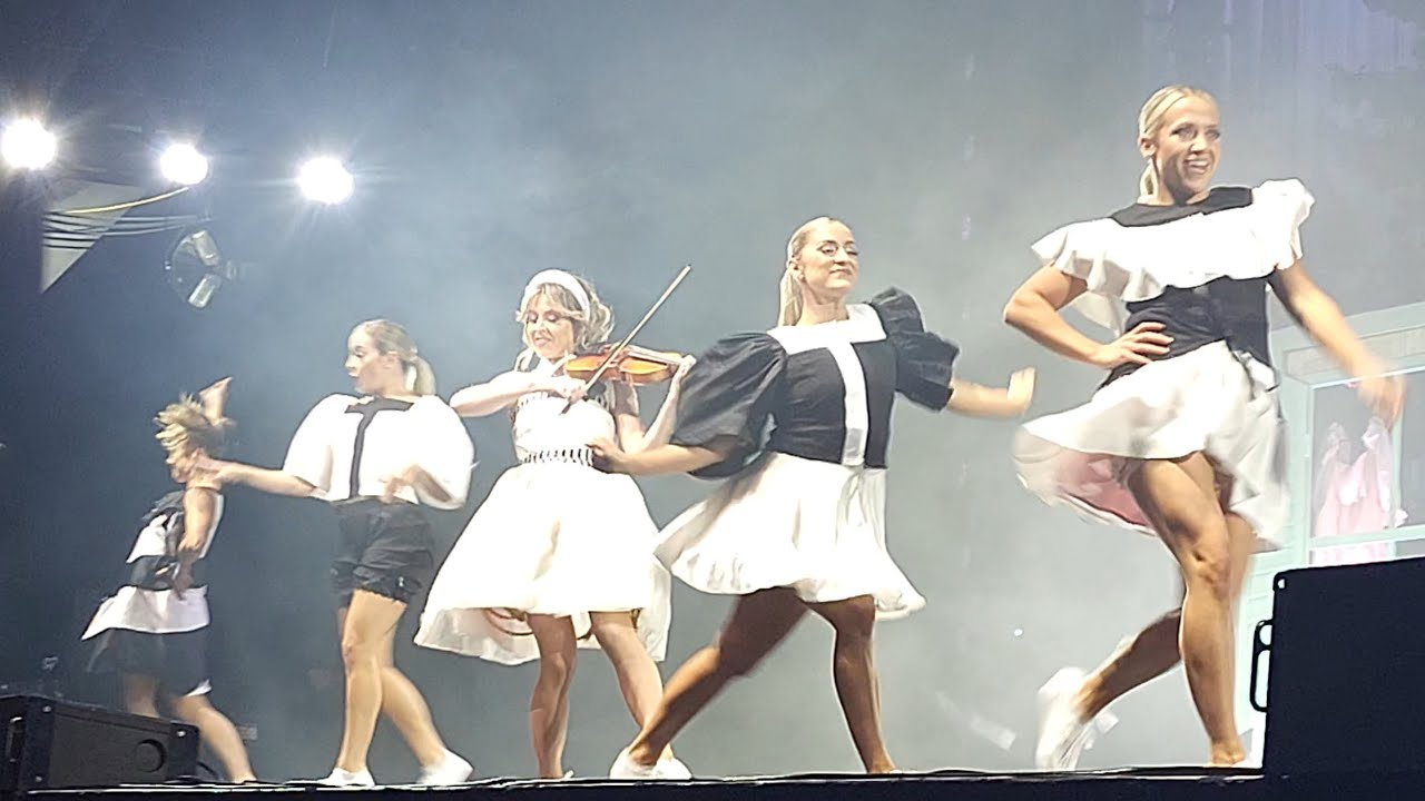 Sleigh Ride: Lindsey Stirling - Snow Waltz Tour 2022
