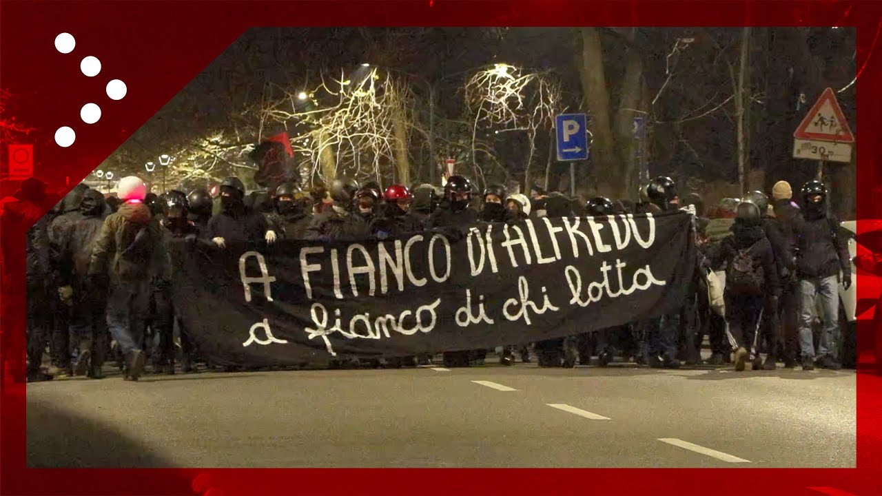 Anarchici, caos a Milano: è guerriglia. La polizia insegue i manifestanti