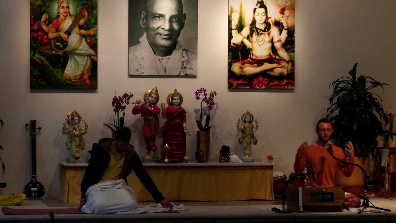 Mantra Yogastunde mit Tilman  - Yoga Vidya Ashram Live - 9:15 Uhr 04.09.2021