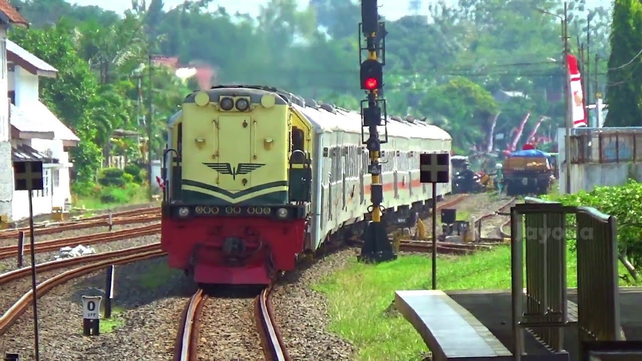 Ramainya Kereta Api di Stasiun Kroya