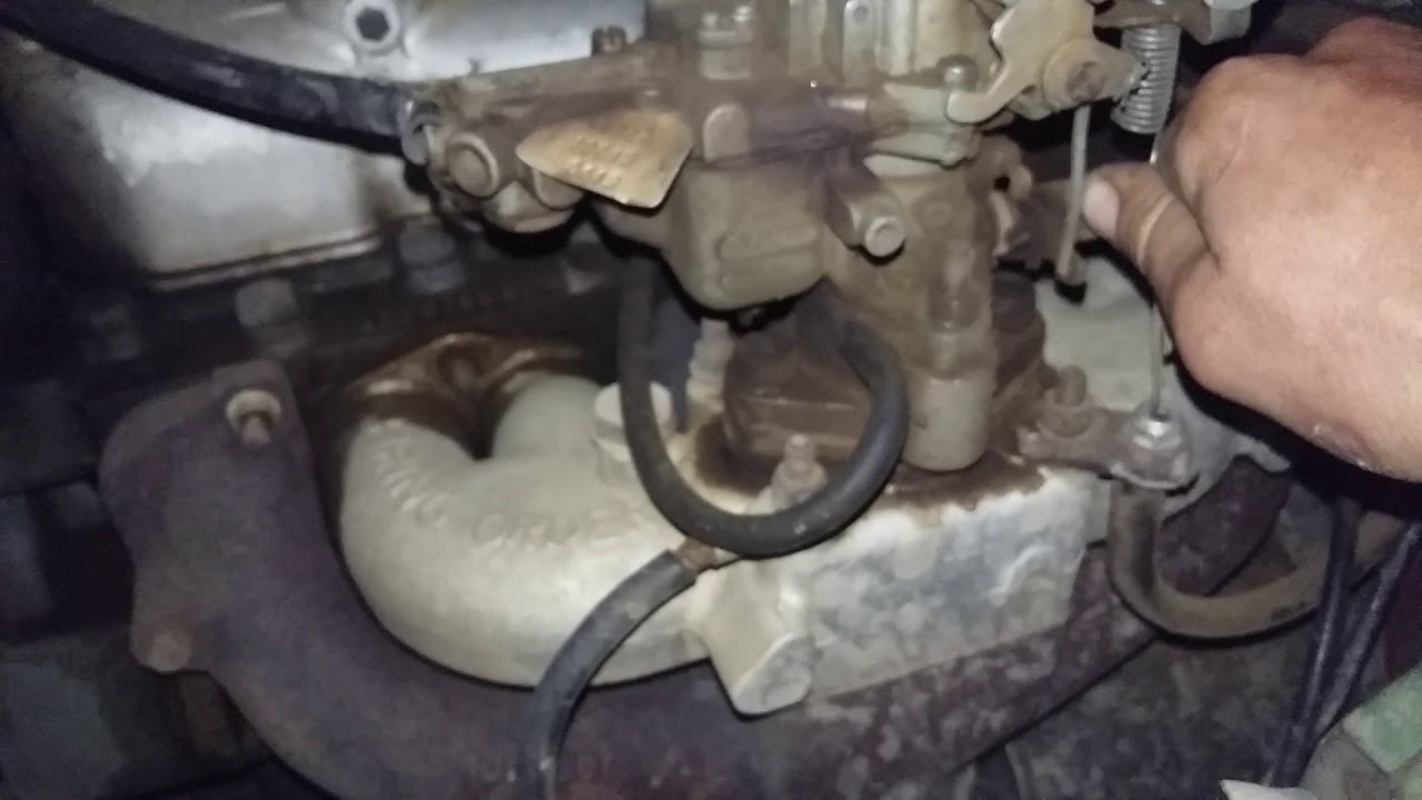 Land Rover series 2 with Weber 34'' carb being hand started