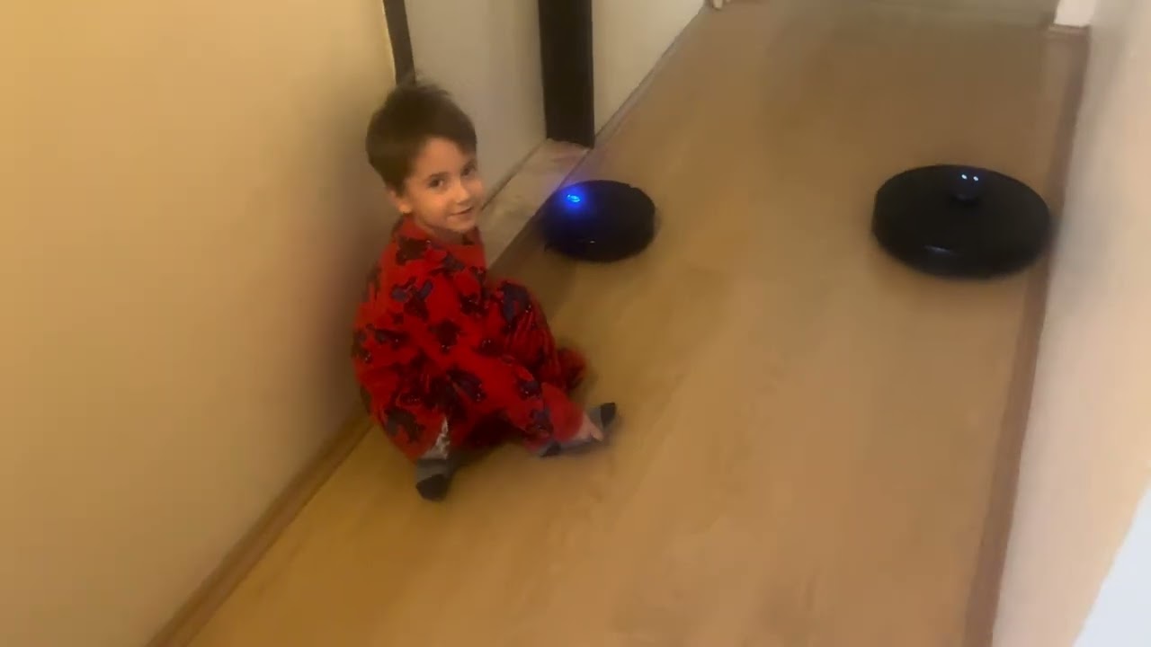Robotlar çarpıştı… robot kardeşler #keşfet #reklamyoktur #beniöneçıkart #çocuk #robot süpürge #robot