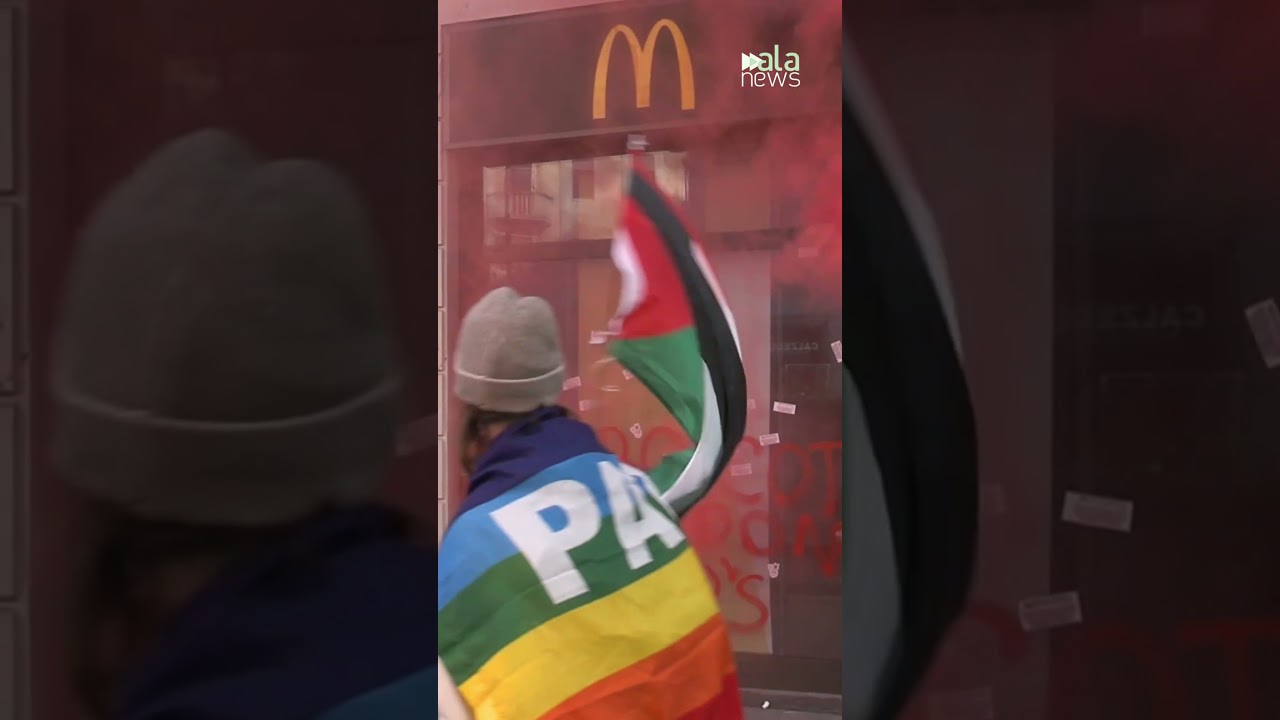 Milano, corteo imbratta i McDonald&rsquo;s: scritte e adesivi per il boicottaggio del marchio #shorts