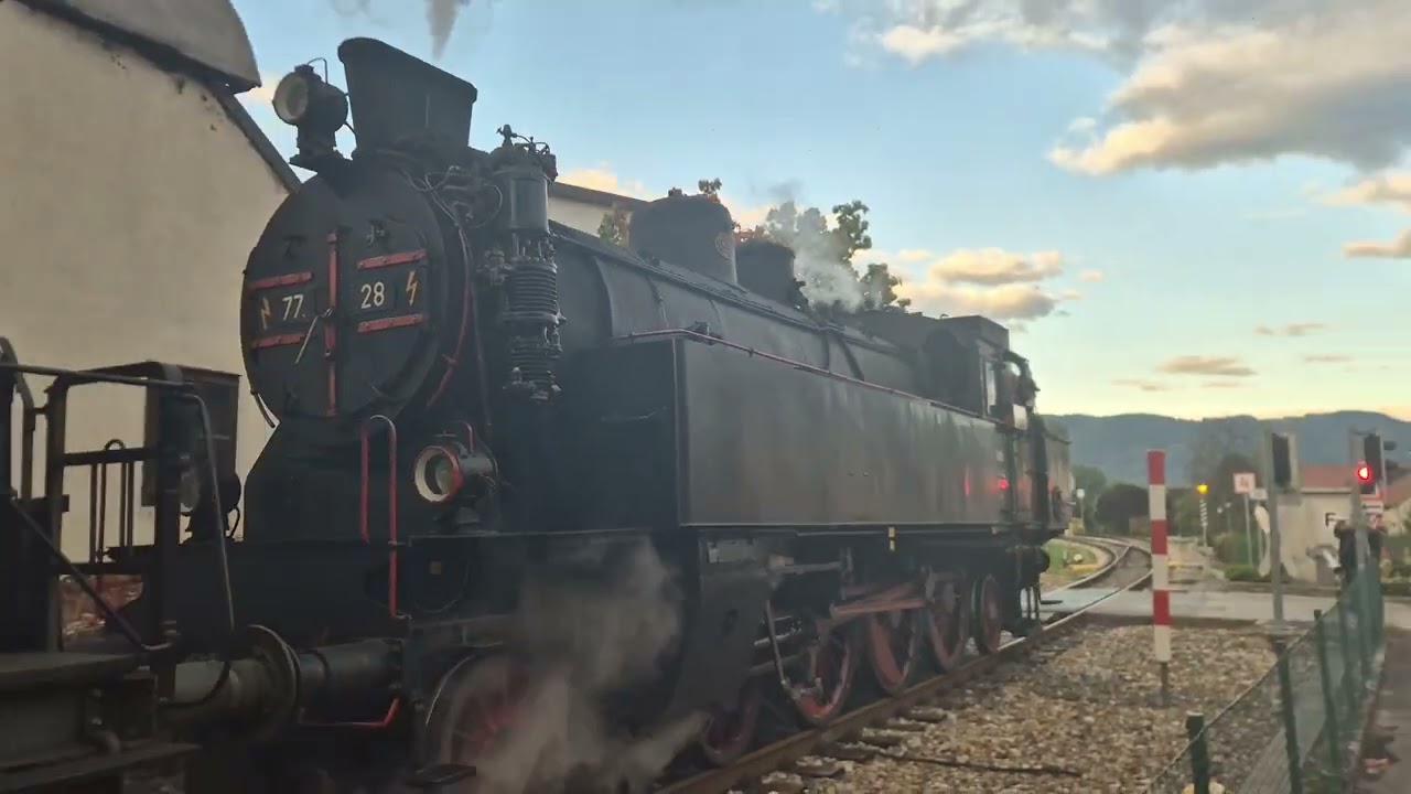 Einfahrt des Sonder-Leerpersonenzug 16983 am 13.10.2025 in Weißenkirchen in der Wachau