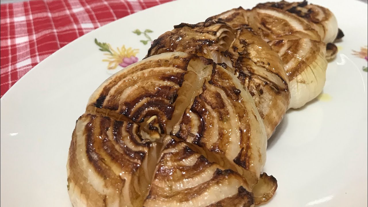 Cipolle arrostiste nella friggitrice ad aria, un contorno delizioso, facile da fare, in poco tempo.