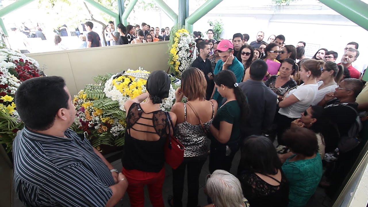 Corpo do professor Betinho é enterrado no cemitério de Santo Amaro