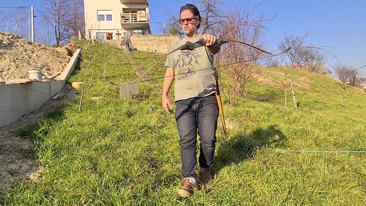 Too much weight? Absolute beginner 'archer' tries 40lb Black Hunter recurve bow for the first time