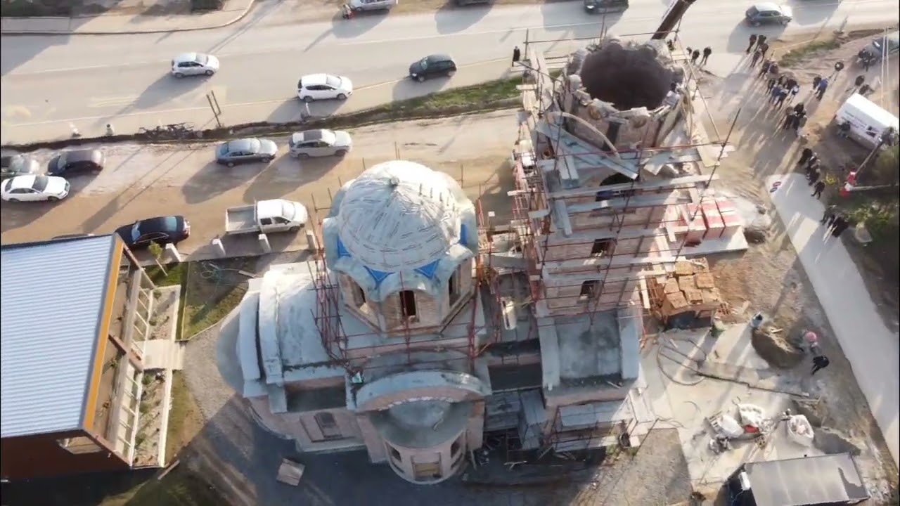 Hram Rodjenja Presvete Bogorodice u Surcinu postavljanje Zvona i Krsta  