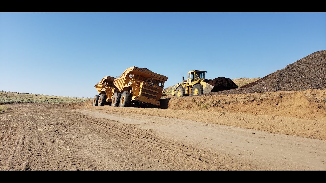 Бюро по управлению земельными ресурсами (BLM) вывозит шлак с помощью Wabco 35C