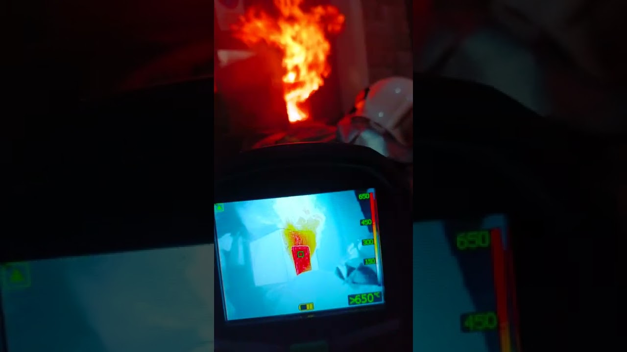 Backdraft (wsteczny ciąg płomieni) oczami kamery termowizyjnej. [4K]