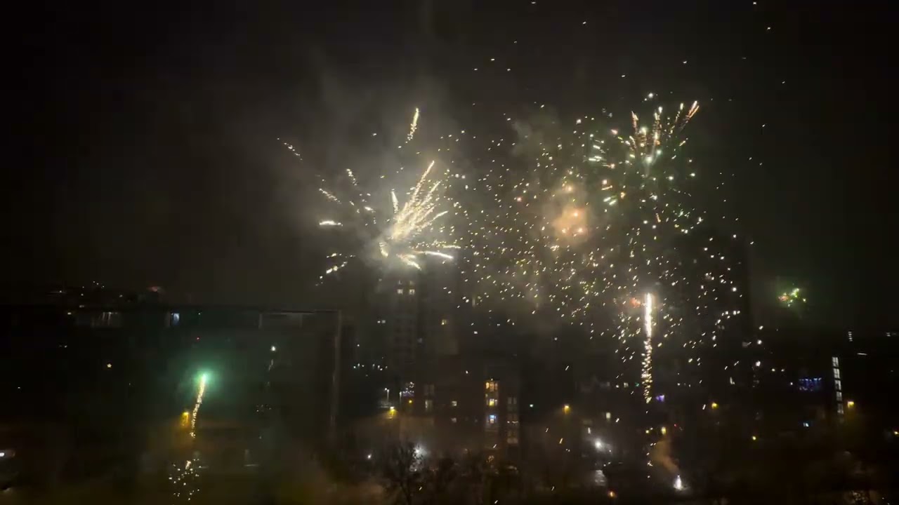 Berlin Silvester 2025/2026 Kugelbomben Feuerwerk Skyline Fireworks Batterien