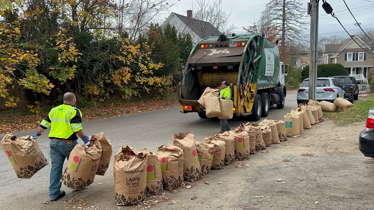 WM Garbage Truck Packing Giant Leaf Bag Lines