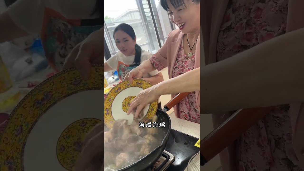 两个儿子从小就是奶奶带，这是分开最久的一次，当他看到奶奶的那一刻，泣不成声，瞬间让人泪奔！