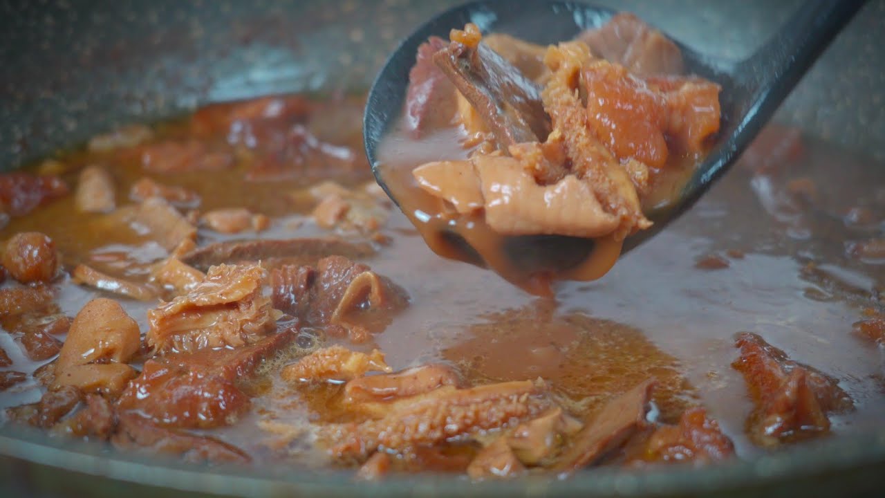 港式牛杂的做法，秘制的焖酱和香料包是关键，萝卜炖牛杂，牛肉软烂入味，香味浓郁，无腥味，牛筋，牛肚，牛肠都好吃#港式牛杂#广式牛杂#炖牛杂#萝卜牛杂#五香牛杂#下饭菜