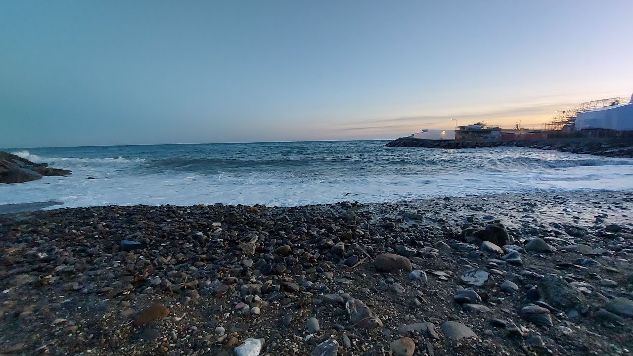 onde del mare si infrangono sulla spiaggia Passione Ovicola